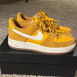 Air Force 1 ‘07 SE Gold Suede/University Gold